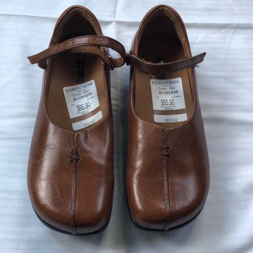 NWT Earth shoes size 6M